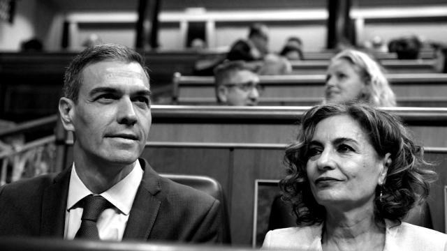El presidente del Gobierno, Pedro Sánchez, y la vicepresidenta primera y ministra de Hacienda, María Jesús Montero, durante una sesión de control al Gobierno, en el Congreso de los Diputados, a 11 de junio de 2025, en Madrid (España).