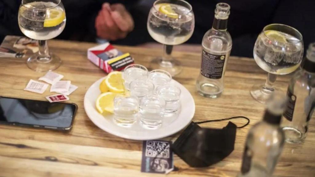 Una ronda de chupitos de tequila en una terraza del centro de Madrid.