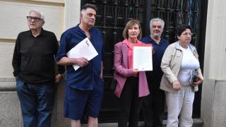 Los representantes de las asociaciones y UPL que presentan la denuncia y la abogada que la ha redactado