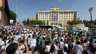 Los médicos de Málaga concentrados frente al Hospital Regional.