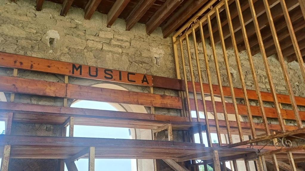 La parte de las gradas reservada a la banda de música.