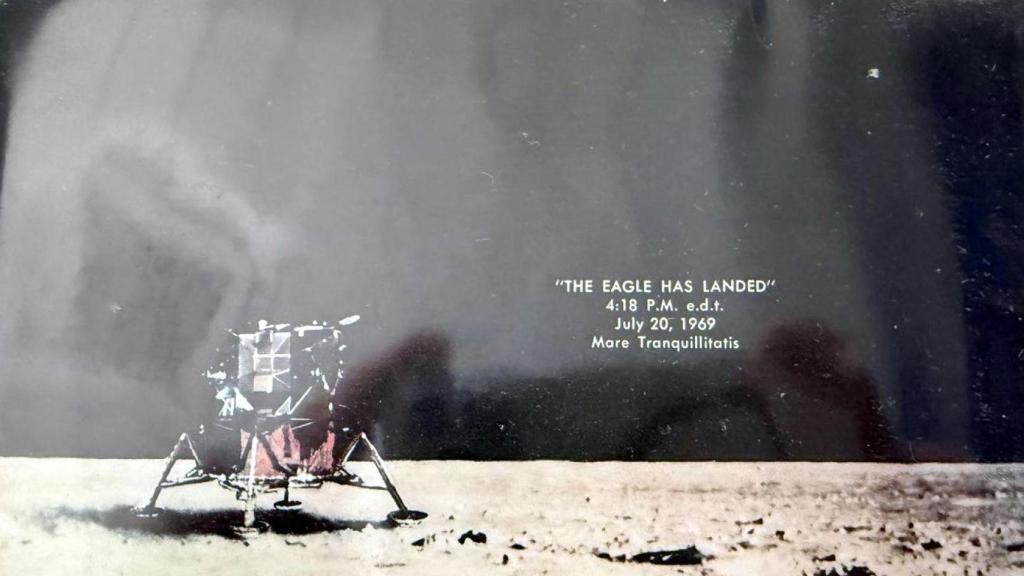 Libro conmemorativo de la participación de Victoriano Ramos en la misión del Apolo 11