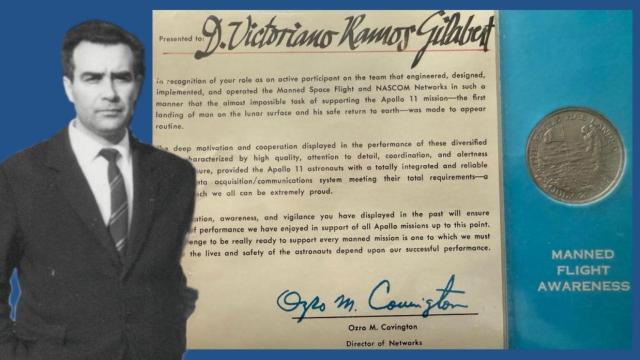 Victoriano Ramos en los años 60, cuando trabajó para la NASA, junto a uno de sus reconocimientos.