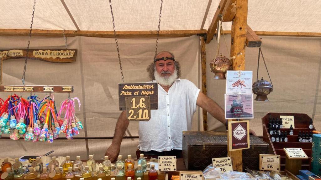 Claudio en su puesto de ambientadores.