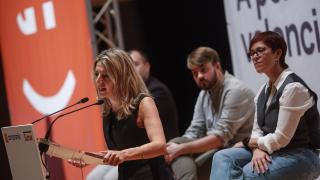 Los diputados de Compromís en el Congreso, Micó e Ibañez, escuchan a Yolanda Díaz. Rober Solsona / EP