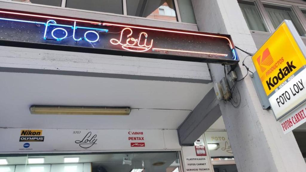 Rótulos de neón y antiguo de Foto Loly en la calle Juan Flórez.