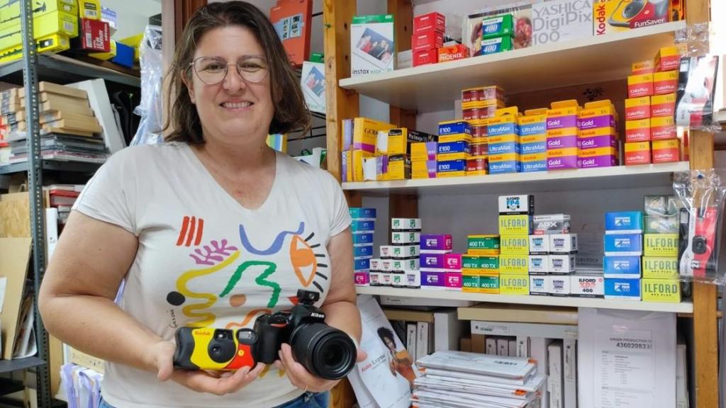 Belén Carballo, con cámaras y carretes en Foto Loly en A Coruña.