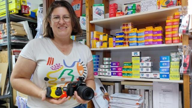 Belén Carballo, con cámaras y carretes en Foto Loly en A Coruña.