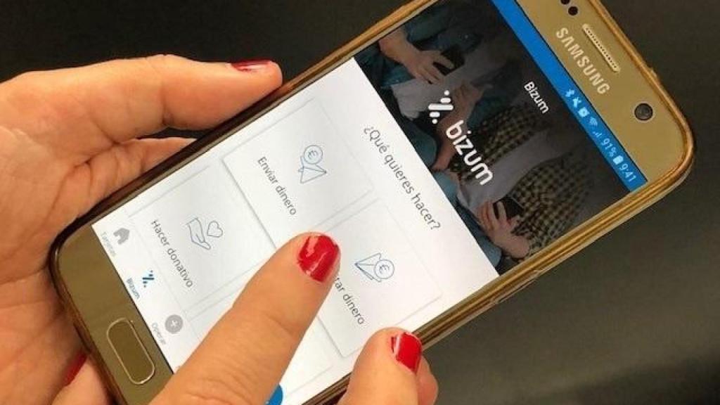 Una mujer utiliza Bizum.