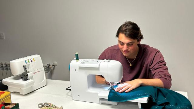 Iago estudia moda en Madrid.