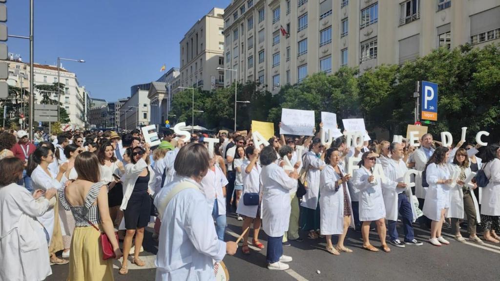 Médicos toledanos secundan la huelga frente al Congreso.