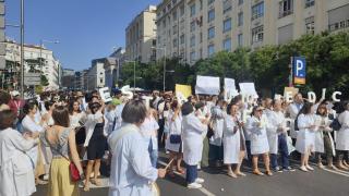 Médicos toledanos secundan la huelga frente al Congreso.