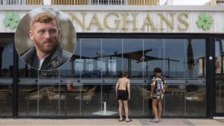 Montaje de la fachada del Pub Monaghan y Ross Monaghan.