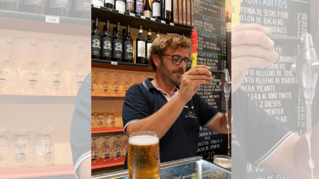 Julián Palomares, hostelero de Zaragoza, en su bar Los Victorinos.