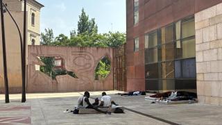 Personas afincadas en colchones en la zona de Parque Bruil de Zaragoza