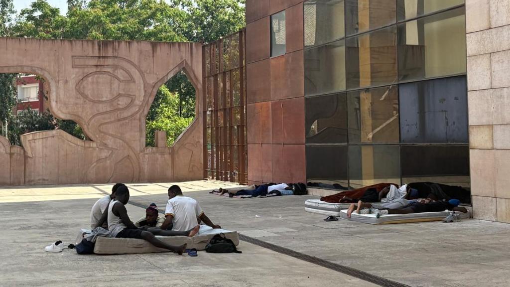Personas afincadas en colchones en la zona de Parque Bruil de Zaragoza