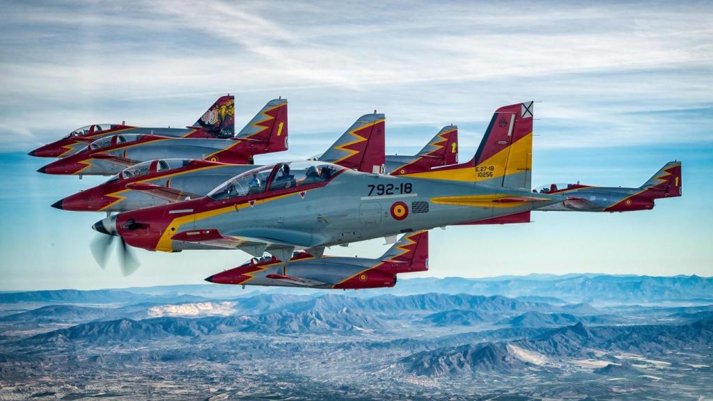 PC-21, en primer plano, junto a los C-101 de la Patrulla Águila