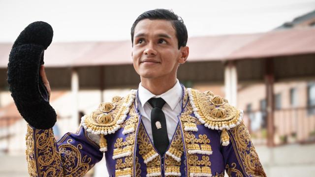 Pedro Luis Pérez Meza saliendo a hombros tras un festejo taurino.