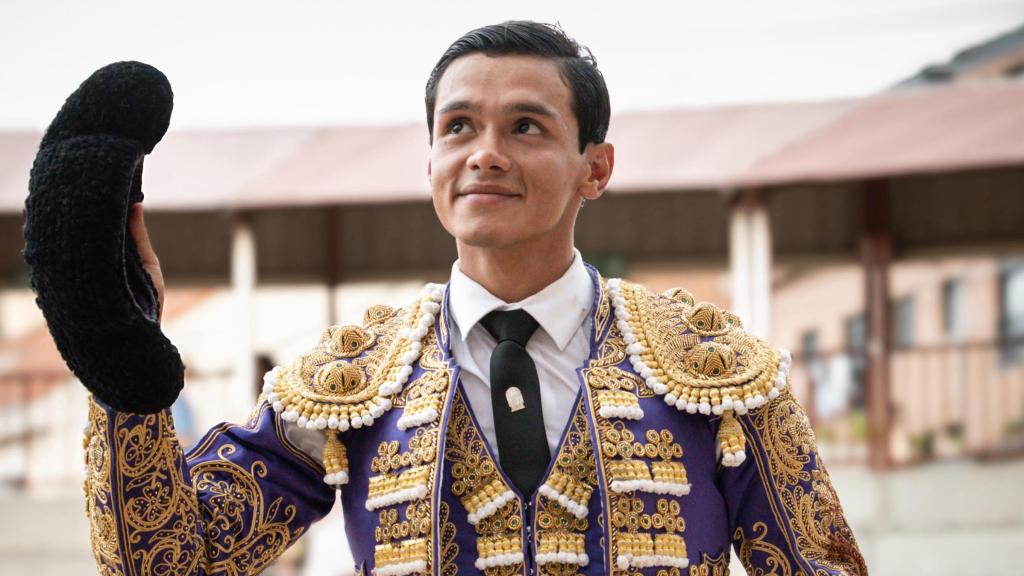 Pedro Luis Pérez Meza saliendo a hombros tras un festejo taurino.