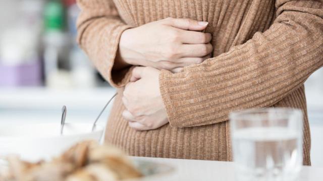 Una mujer con dolor de estómago