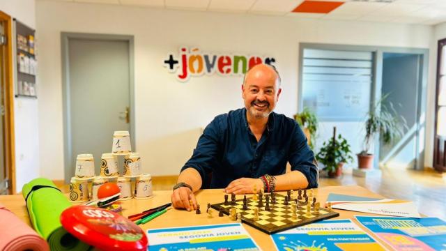 El concejal de Juventud y Educación del Ayuntamiento de Segovia, Sergio Calleja, durante la presentación del programa de actividades de verano 2025