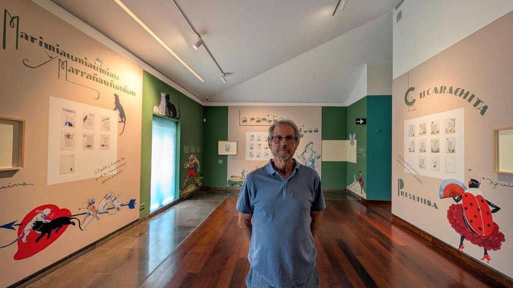 Ignacio Grande en la parte de la exhibición con los últimos relatos ilustrados de Aguirre.