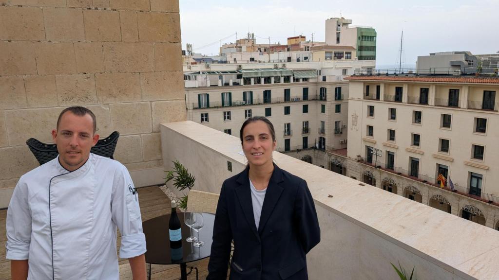 Andrés Quijada y Paula Ramos, en la terraza Mira Miralta de Alicante este viernes.