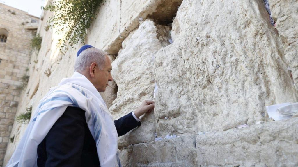 El primer ministro israelí, Benjamin Netanyahu, coloca una nota entre los ladrillos del Muro Occidental