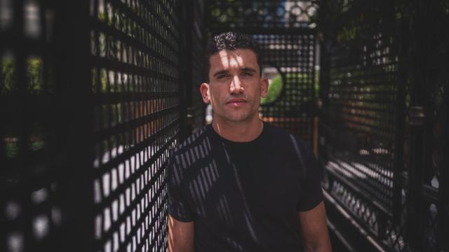 El actor Jaime Lorente presenta Hamburgo, su última película, y conversa con Magas sobre las mujeres de su vida en el Hotel Santo Mauro.