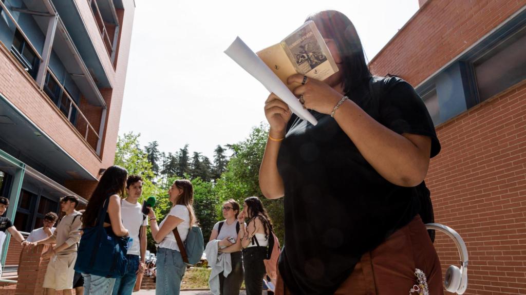 Una estudiante repasa antes de examinarse de las PAU 2025. Europa Press
