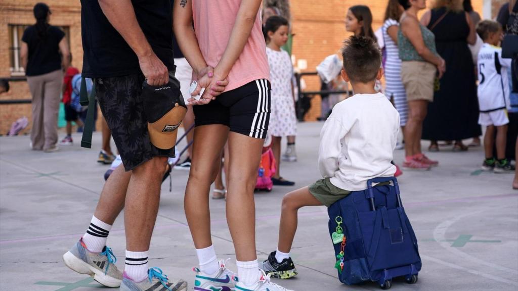 Padres y niños a la salida de un centro escolar. Álex Zea / Europa Press