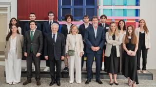 Foto de grupo acto de entrega de credenciales de las Becas de Posgrado 2025 de la Fundación Barrié