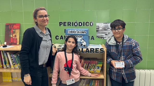 Maribel Navarro, docente del Colegio Maestro Joaquín Cantero de Las Torres de Cotillas, con dos alumnos que forman parte del proyecto La Voz Canterena.