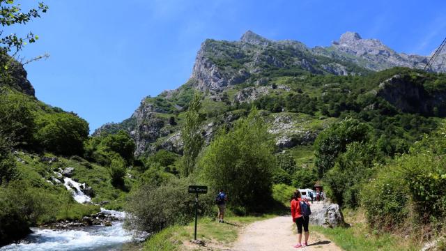 Un grupo de personas realizando la ruta del Cares