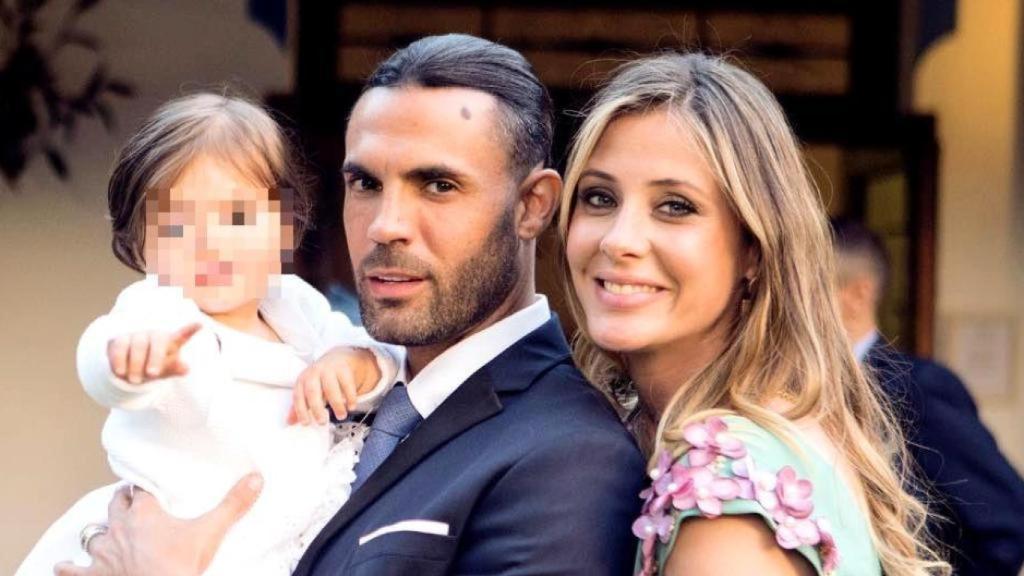 Elisabeth Reyes y Sergio Sánchez, junto a su hija, en una fotografía de sus redes.