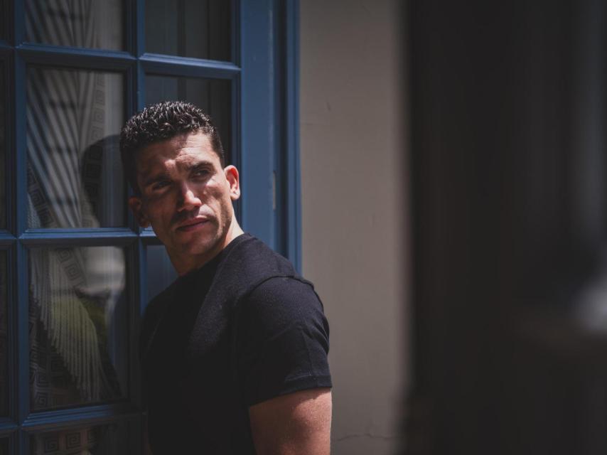 Jaime Lorente en los jardines del Hotel Santo Mauro. Nos cuenta que su poeta favorita es Pizarnik.