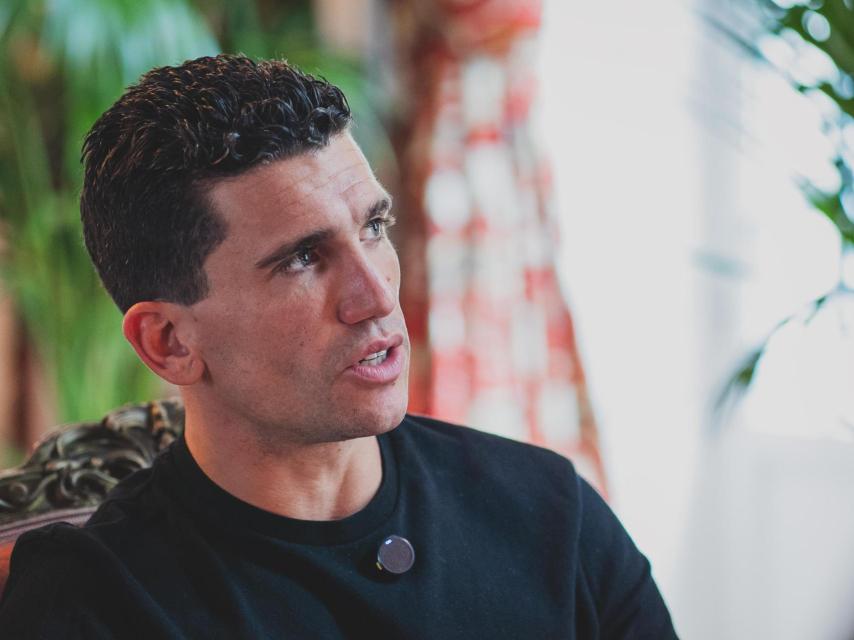 Jaime Lorente nos cuenta que encuentra más espacios de comunicación con mujeres que con hombres.