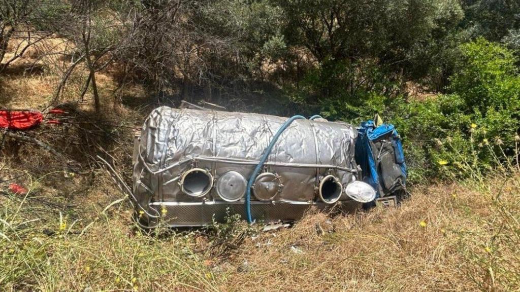 El camión que se ha caído por el barranco.
