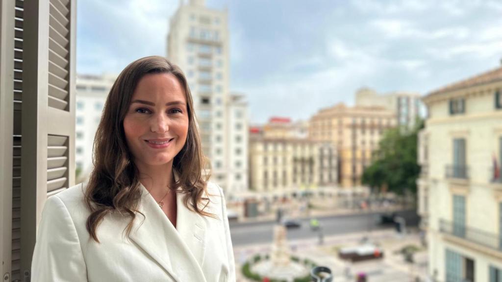 Lena Hackelöer posa en la oficina de calle Larios tras la entrevista con EL ESPAÑOL de Málaga.