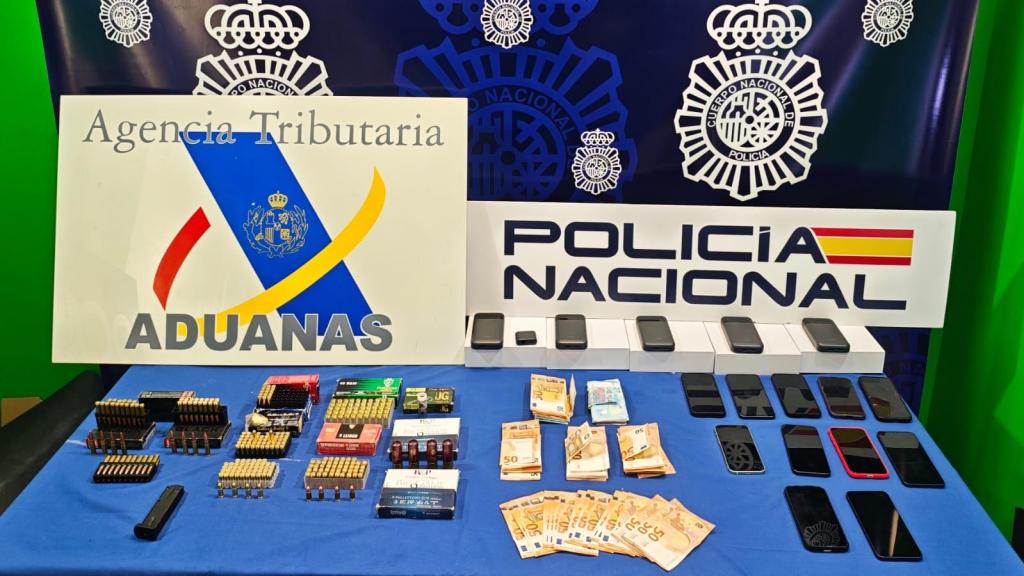 Objetos y dinero incautados por la Policía Nacional a los detenidos