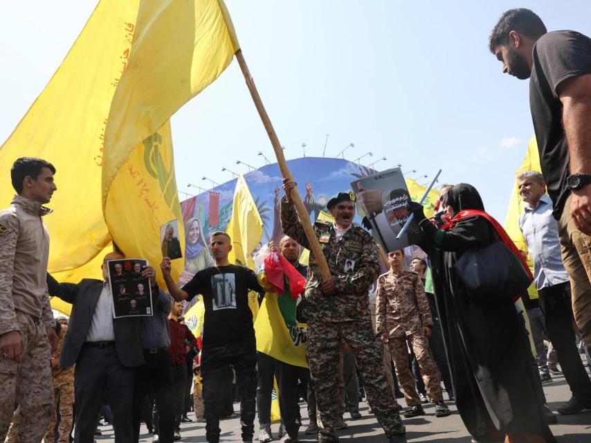 Protesta antiisraelí tras los ataques israelíes contra Irán en Teherán.