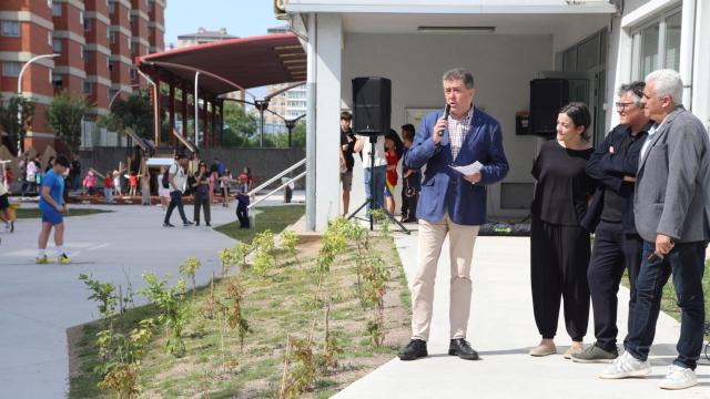 El concelleiro de Educación, Juan Borrego, en el colegio Ramón de la Sagra.
