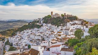 El precioso pueblo de casitas blancas de Málaga con un delicioso asador andaluz al que querrás volver una y otra vez