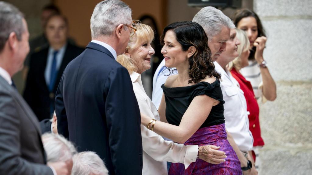 Díaz Ayuso saluda a Esperanza Aguirre este viernes en un acto en la Casa Real de Correos.