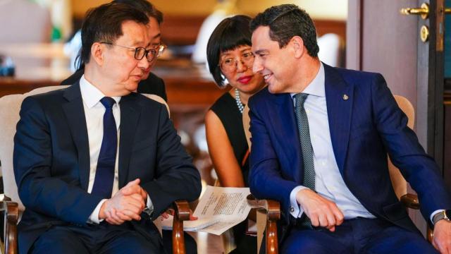 El presidente de la Junta de Andalucía, Juanma Moreno, este jueves con el vicepresidente de China.