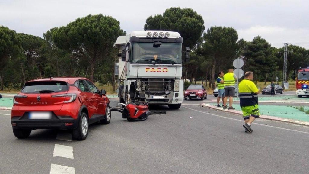 El camión y el vehículo accidentados en Íscar este viernes