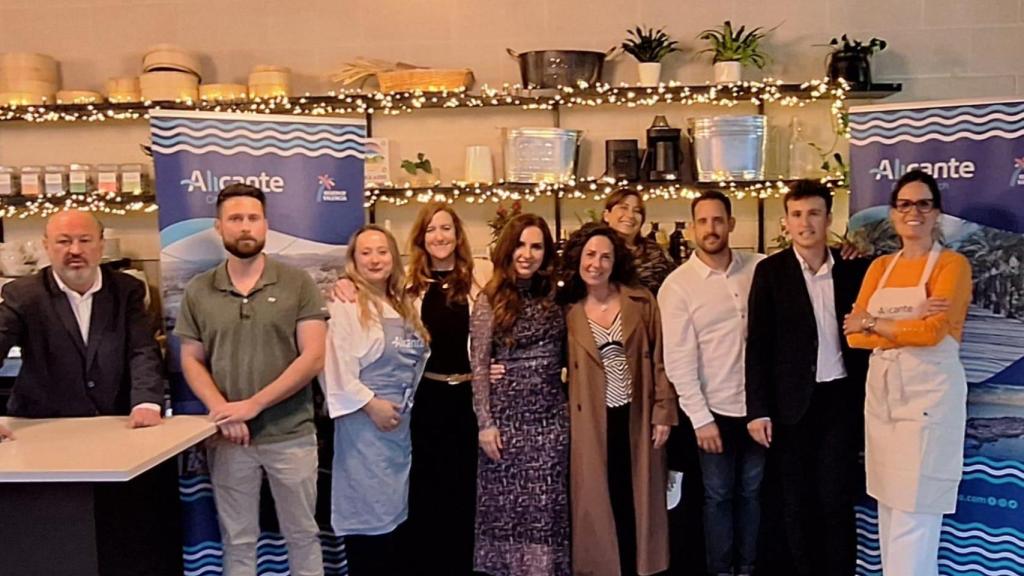 Ana Poquet, centro, junto a empresarios y cocineros en Manchester.