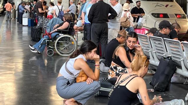 Pasajeros en la estación de Córdoba tras la incidencia ferroviaria del tren de Sevilla a Valencia.