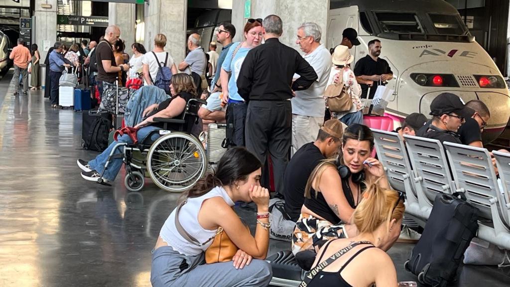 Pasajeros en la estación de Córdoba tras la incidencia ferroviaria del tren de Sevilla a Valencia.