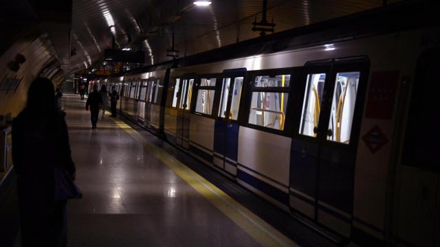 Interior del metro de Madrid durante el apagón del 28 de abril.